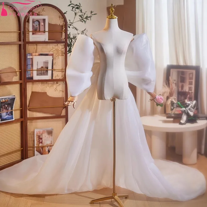 Dlhá nafúknutá organza luk vlak bieleho zábalu Svadobné svadobné svadobné mys