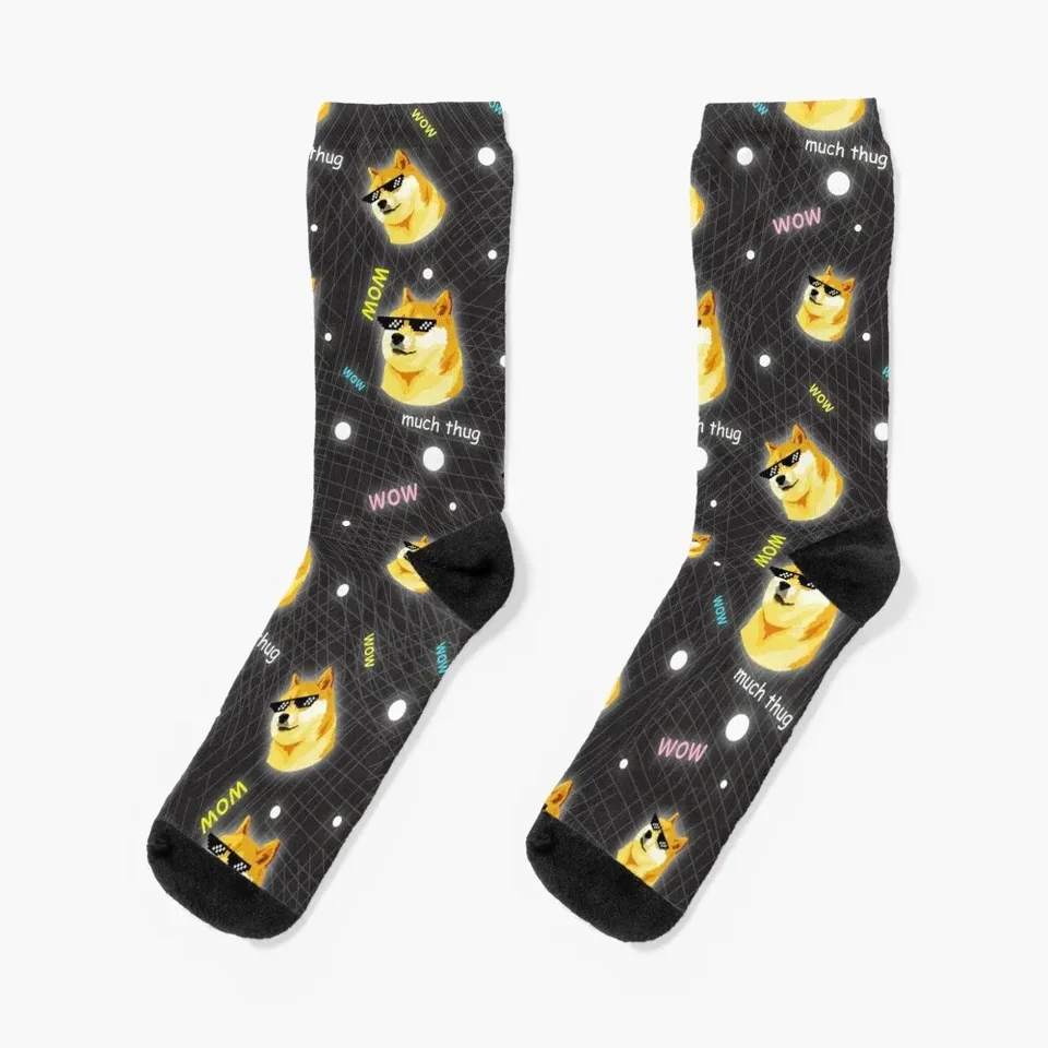 DOGE WOW TATO TRUG SHIBA SHIBA INU DOGGO MEME ŽIVOT ŽIVOTNÉ SONNÉ OBLASTI na čiernom pozadí HD HD Vysoko kvalitné ponožky internetového obchodu