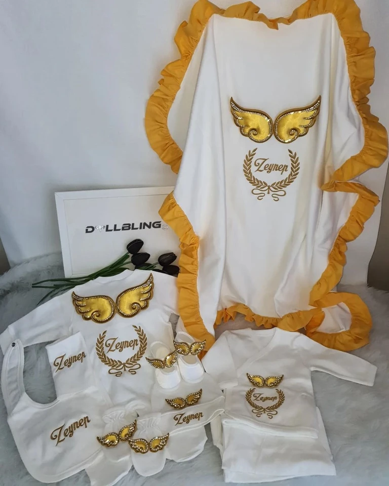 Dollbling 10ks krídla oblečenie akékoľvek meno personalizované výšivky sladkého dreva Darček pre detskú pyžamá klobúk Vitajte domáce slávnostné šaty