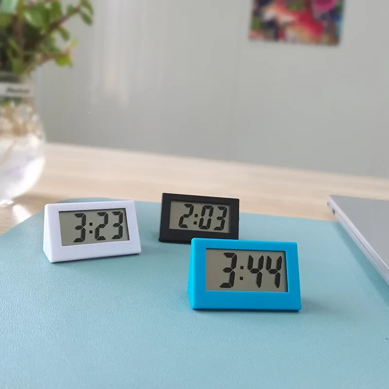 Domáce mini digitálne hodiny trojuholníka Desktop Instrument Creative Digital LCD Electronic Clow Cesting Court Desk Clock Clock