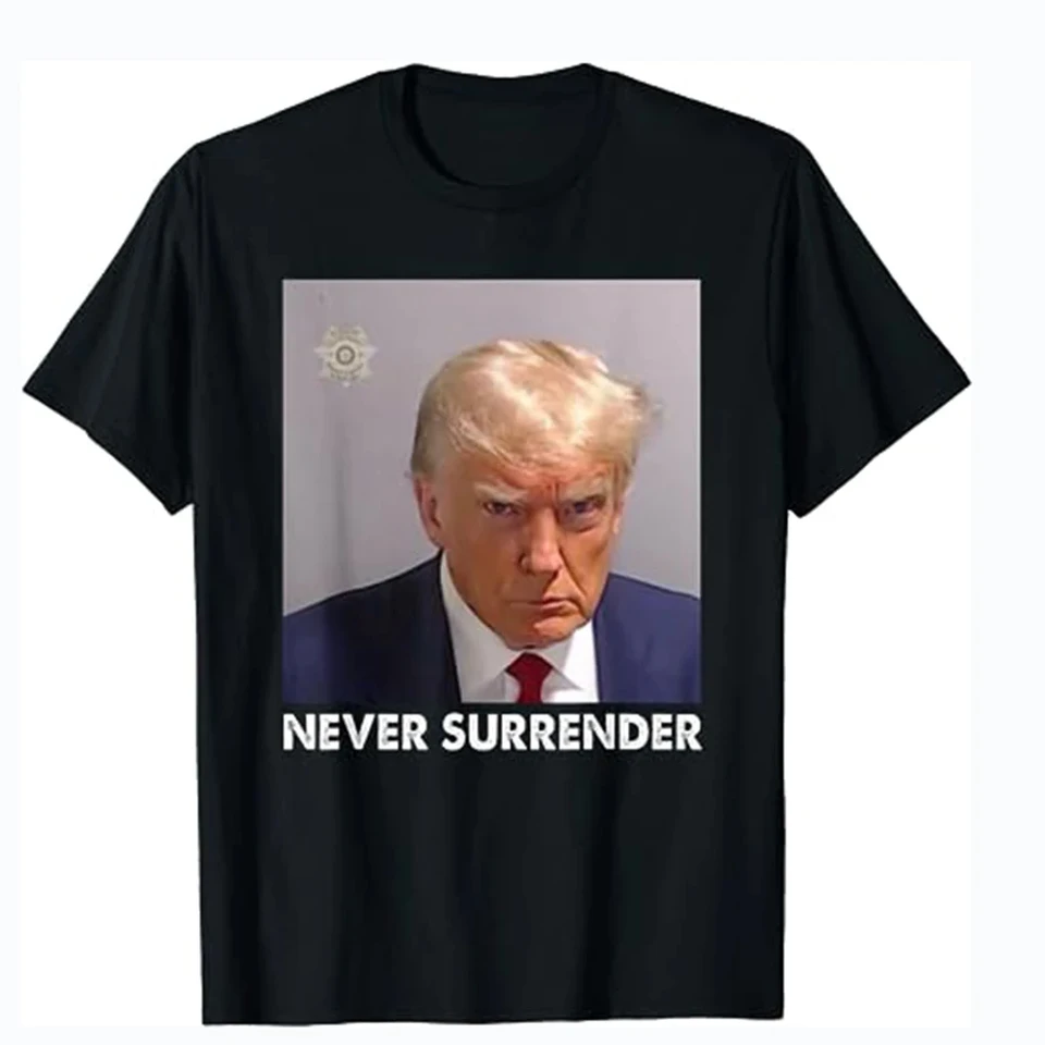 Donald Trump Nikdy sa nevzdá hrnčeka Shot August Tlače Tričko Vintage Streetwear Unisex Tops Summer Woman Fashion Trshirt Tshirt