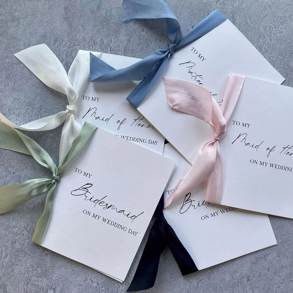 Družička Návrh karty s hodvábnou stuhou, zložená karta Maid of Honor, prispôsobená na pridávanie mien