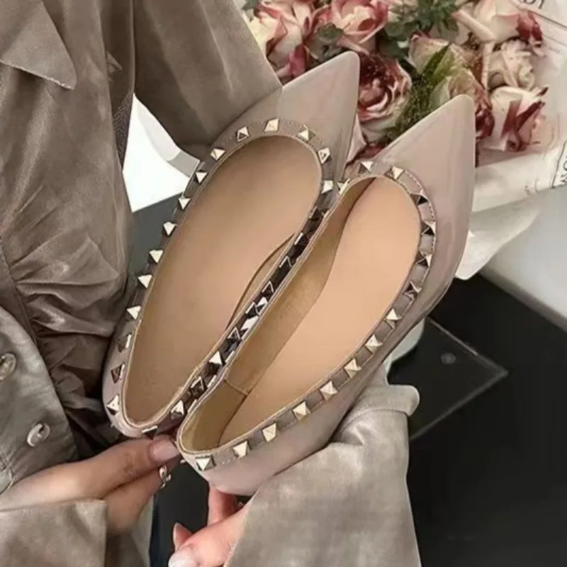 Dámska móda s nízkym pätom topánky Jeseň nová špicatá hlava Plytké ústa Nivet Soft podrážky Anti-Slip Wear-rezistentné ploché topánky