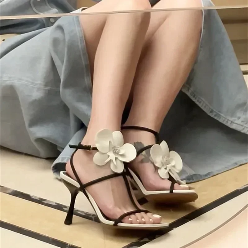 Dámske leto nový štýl Fashion Square Toe Pathals Solid Color Sandals Elegantné kvetinové dizajnérske šaty Dámske dámske päty