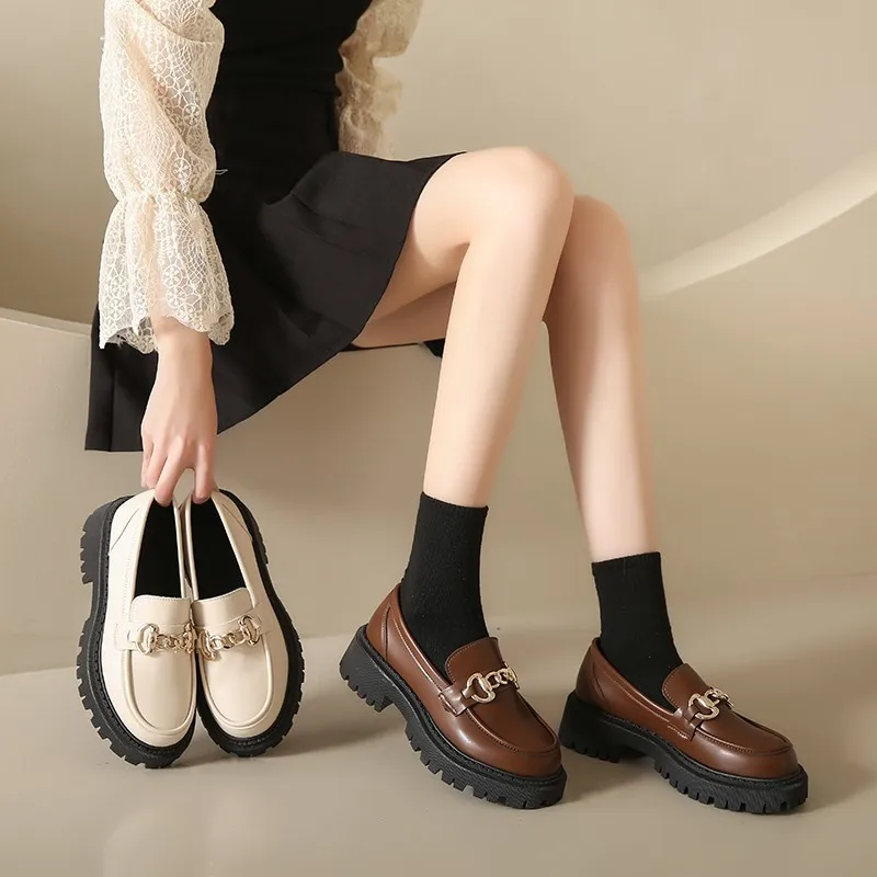 Dámske ploty pre ležérne topánky Platforma laafers kožené okrúhle prsty kovové sklznutie na dámsky módny dizajnér Comfy Cast Smooth Shople topánky