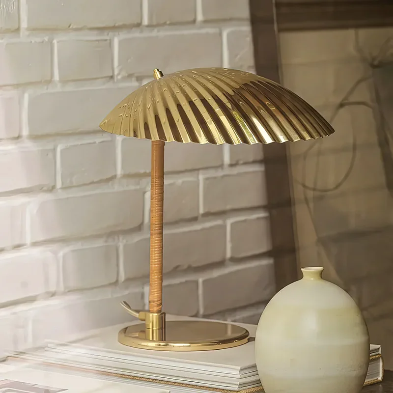 Dánska dizajnér vintage škrupina Vysoko kvalitná LED stolová lampa Desk Svetlo medený chróm v blízkosti originálu