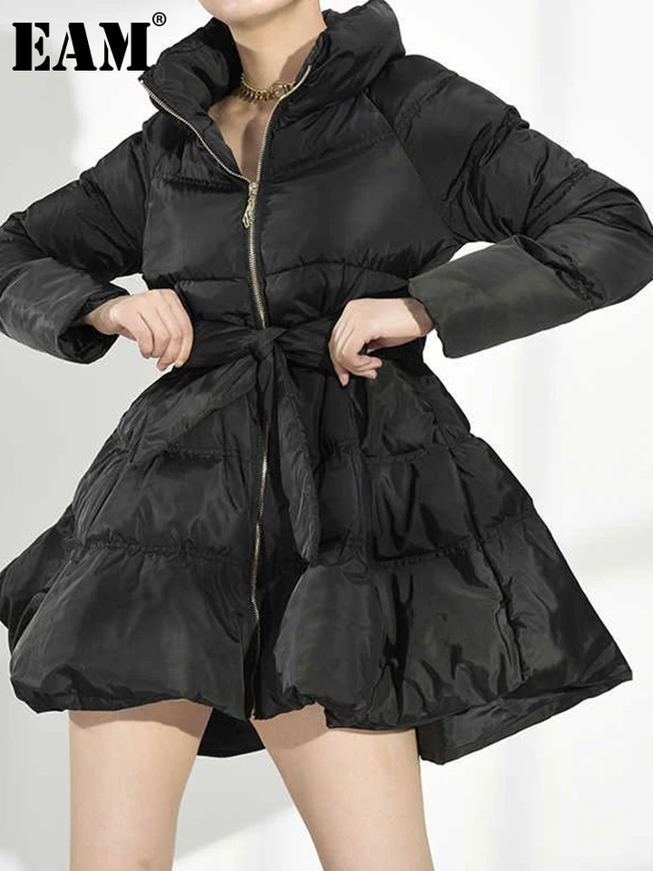 [EAM] Čierna bandážová bavlnená bavlnená kabát s dlhým rukávom Loose Fit Women Parkas Fashion Tide Nová jesenná zima 2025 1DH5282