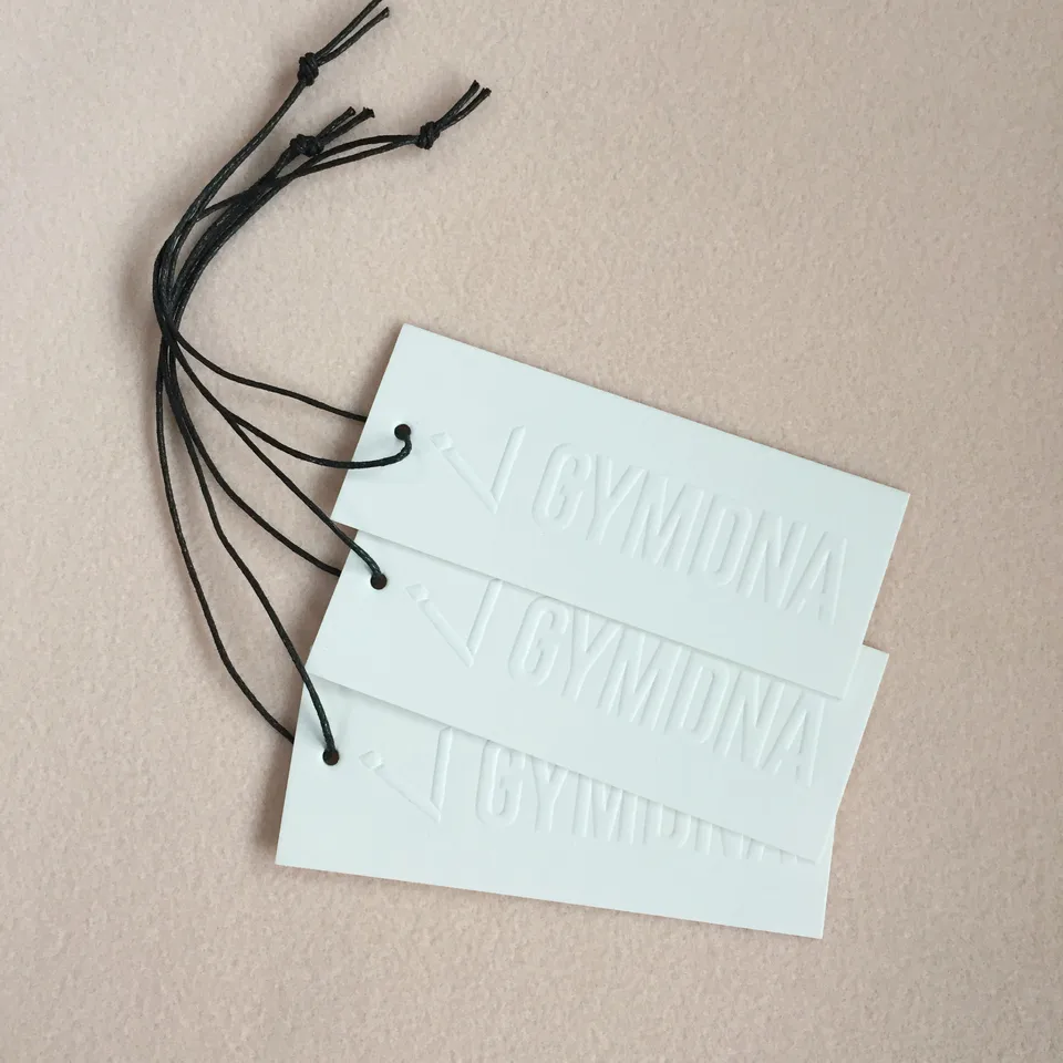 Ekologicky priateľské na mieru vyrazené demontované logo značky White Pape Swing Hang Tag s hangtagovou šnúrou pre oblečenie