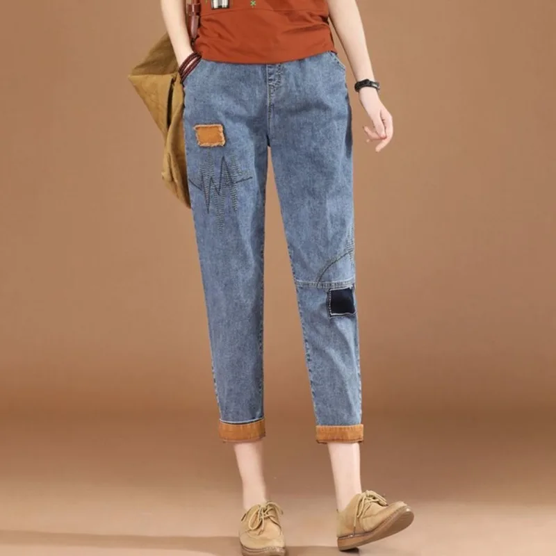 Elastické pásy džínsy 2023 Jeseň a zima Nové módne vyšívacie vrecká všestranný retro panel High Pase Slim Dad Harlan Pants