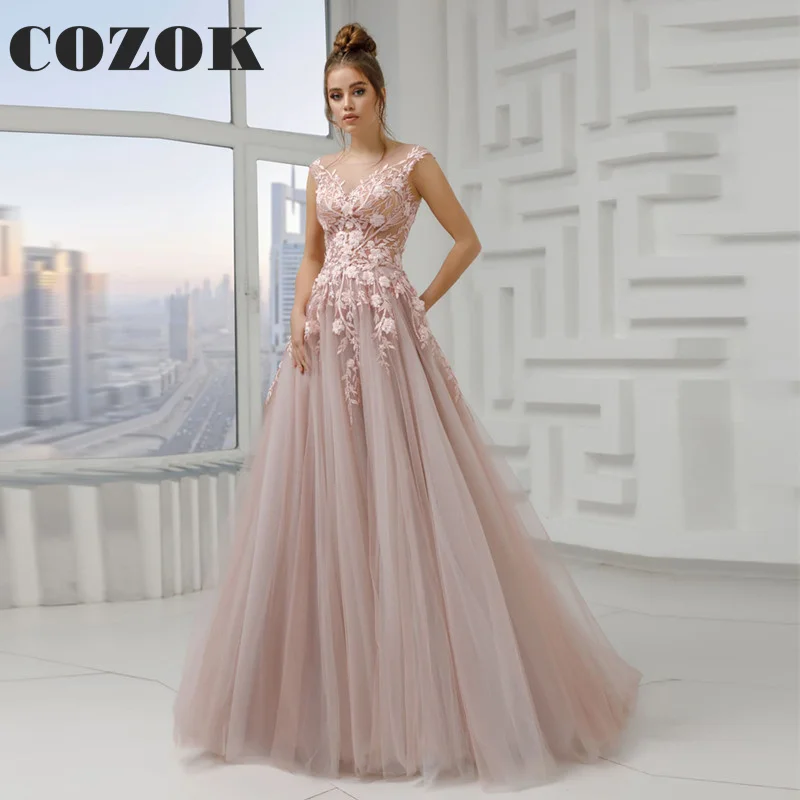 Elegantné maturitné šaty Aplikácie Tulle Illusion V krk bez rukávov Formálne večierky فساتين حفلات التخرج custom lf94