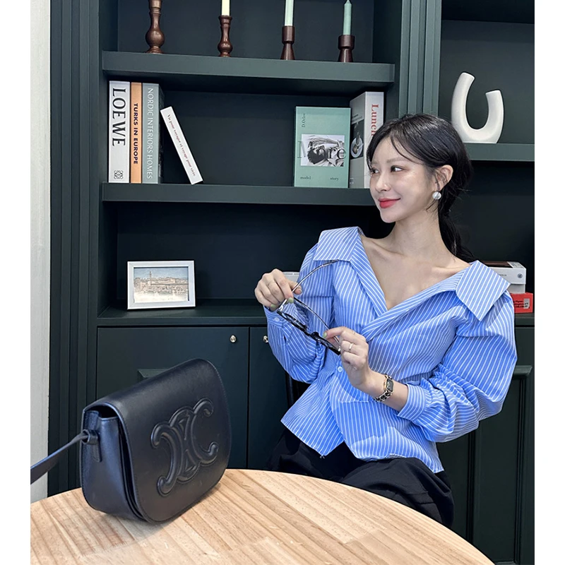 Elegantné pruhované košele Dámske móda sexy z ramena biele blúzky kancelária Dámy Kórejský dizajn s dlhým rukávom Slim Black Tops Nové
