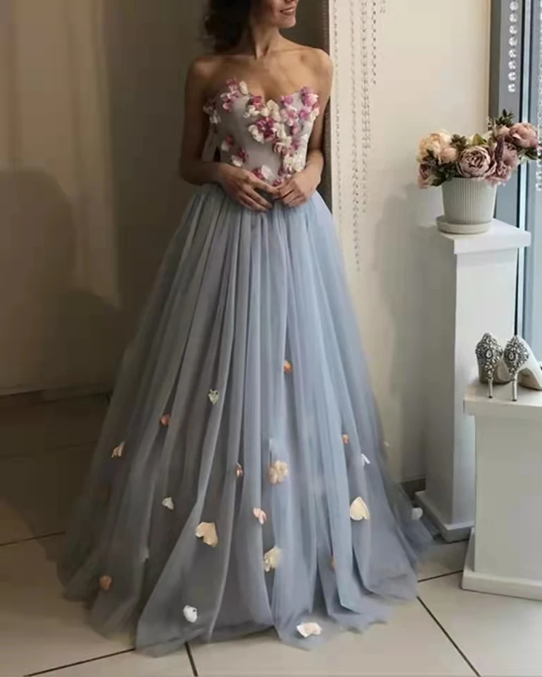 Elegantné ľahké zaprášené modré 3D kvetiny Dlhé večerné šaty kvetinové večerné šaty plus veľkosť šnurované šnurované prispôsobené plesové šaty