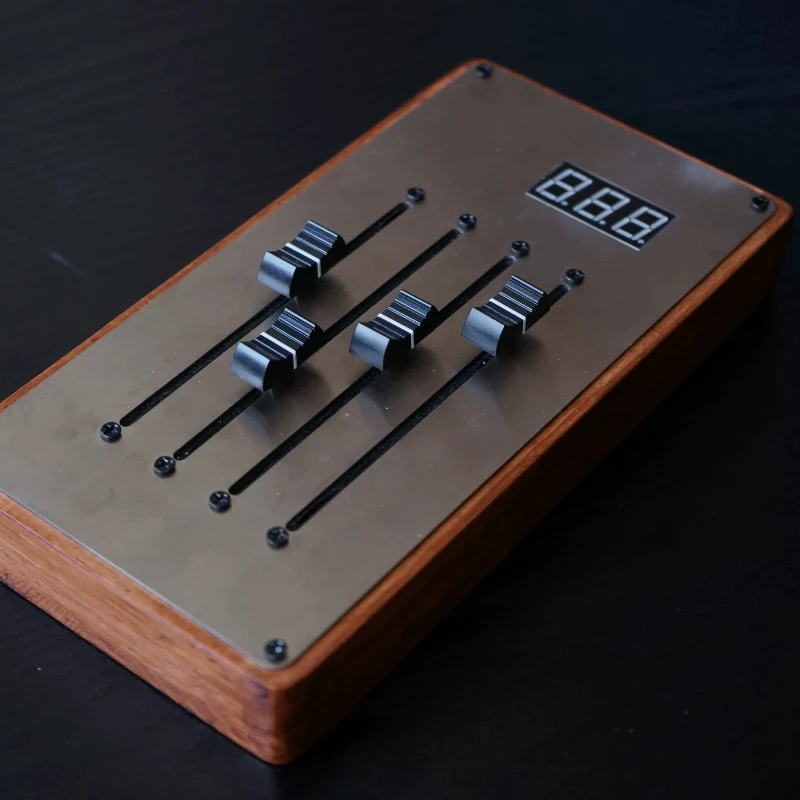 EM-4 Štyri stopy 12-kanály MIDI Controller Mixér