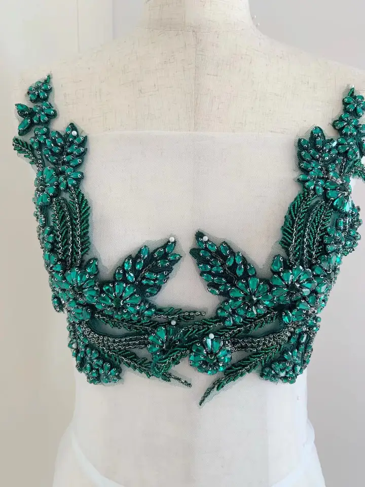 Emerald zelená elegantná ťažká kamienok kvetinová kvetinová aplikácia pre kostým, oblečenie, couture, svadobné šaty, guľôčkové šaty