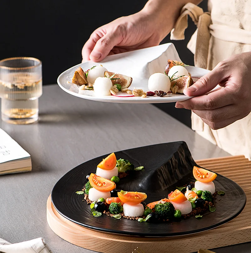 Európsky západný potravinový tanier v tvare steak domáci dezert šalát Plat Hotel Restaurant