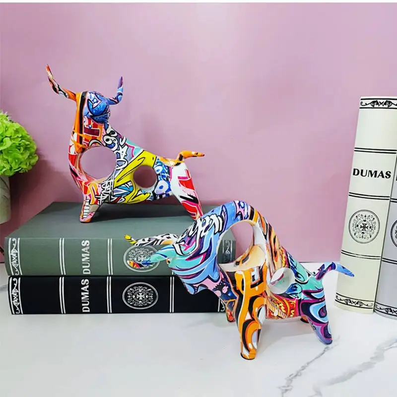 Farebné graffiti býk živice socha kancelária Organizácia Table Ornament Kreatívna Wall Street Zlatá krava figuríny feng shui šťastná izba dekor