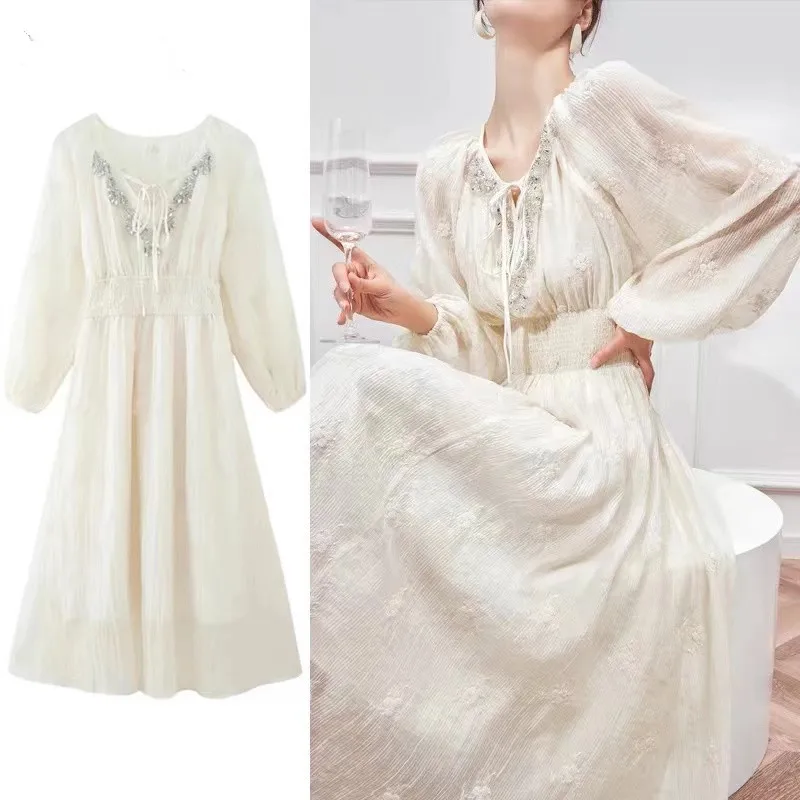 Francúzske béžové dovolenky midi letné šaty Midi nové elegantné ženy šnurované v krku diamanty výšivky kvetiny elastický pás midi párty dres
