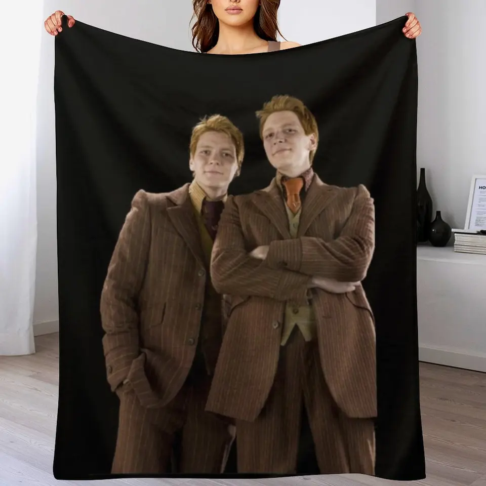 Fred a George Weasley hádzajú prikrývky flanelových látok