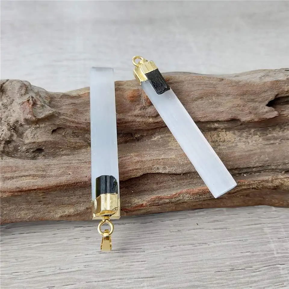 Fuwo Wholesale Natural Selenit Bar Prívesky s čiernym a zeleným turmalínovým kúzlom Crystal Blade pre ženy šperky výroby PD025 5ks