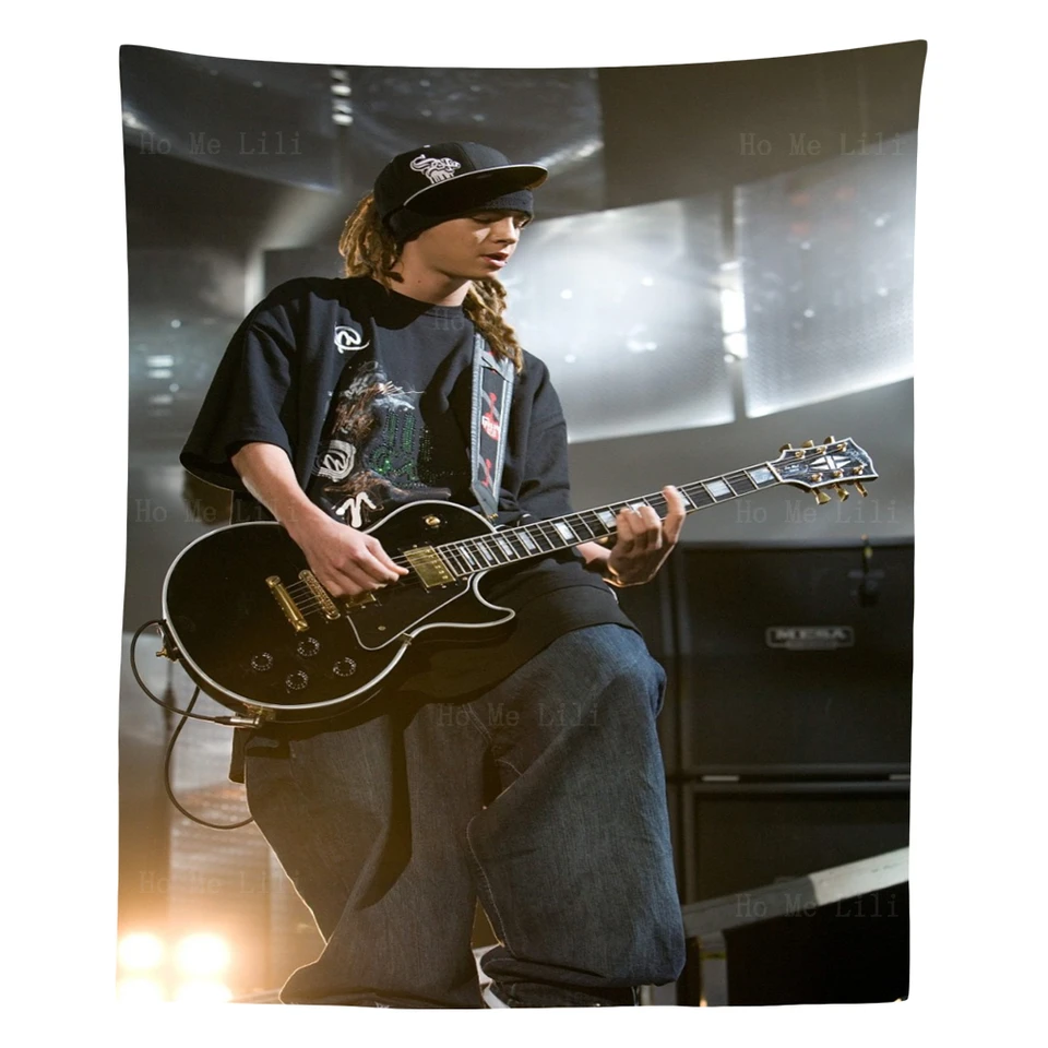 Gitarista nemeckej dospievajúcej kapely Tom Kaulitz vystúpi počas koncertnej steny zavesenia tabesta