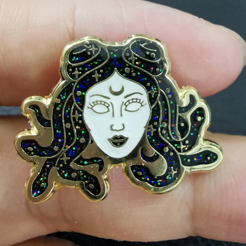 Glitter Snake Hair Medusa fúzia smaltovaný Hubble Hubble nájde galaktickú hmlovinu brošň