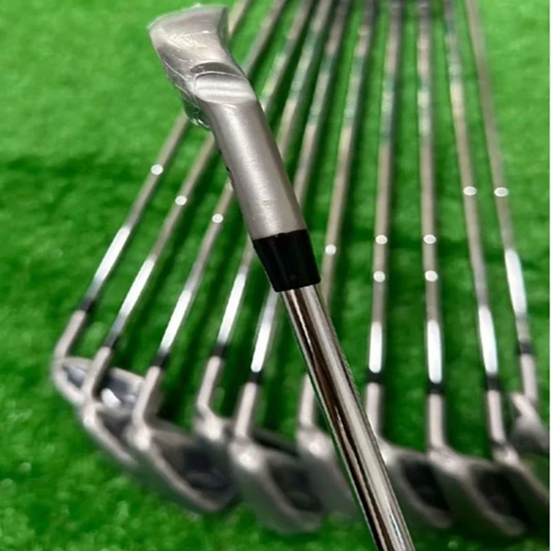 Golfové kluby sú nastavené s logami, oceľovými grafitovými hriadeľmi, 430maxom, žehličkami sú kované