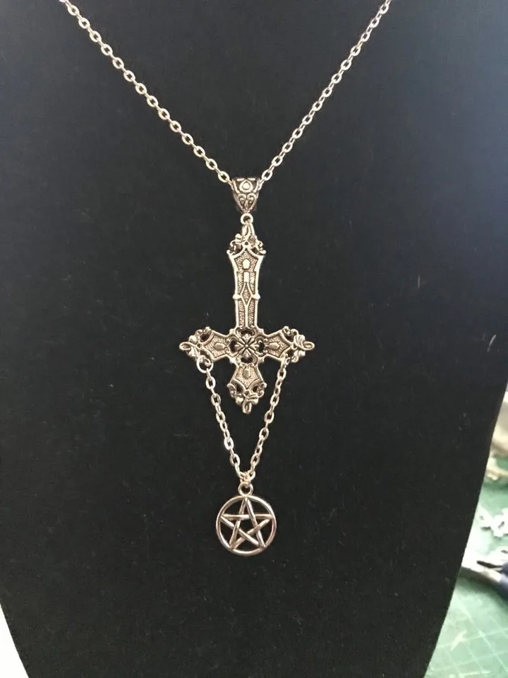 Goth Invertovaný kríž pentagram náhrdelník Satanická okultná alternatíva grunge šperky hore nohami krížom gotický punk mužne darček