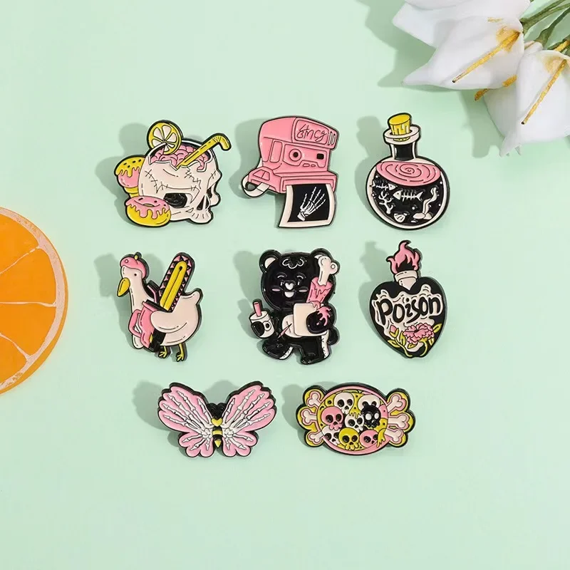 Goth Skeleton Smalt Pins Butterfly Poison Void Vanitas Brošes klošné zadné odznaky veľkoobchodné šperky darček pre priateľov