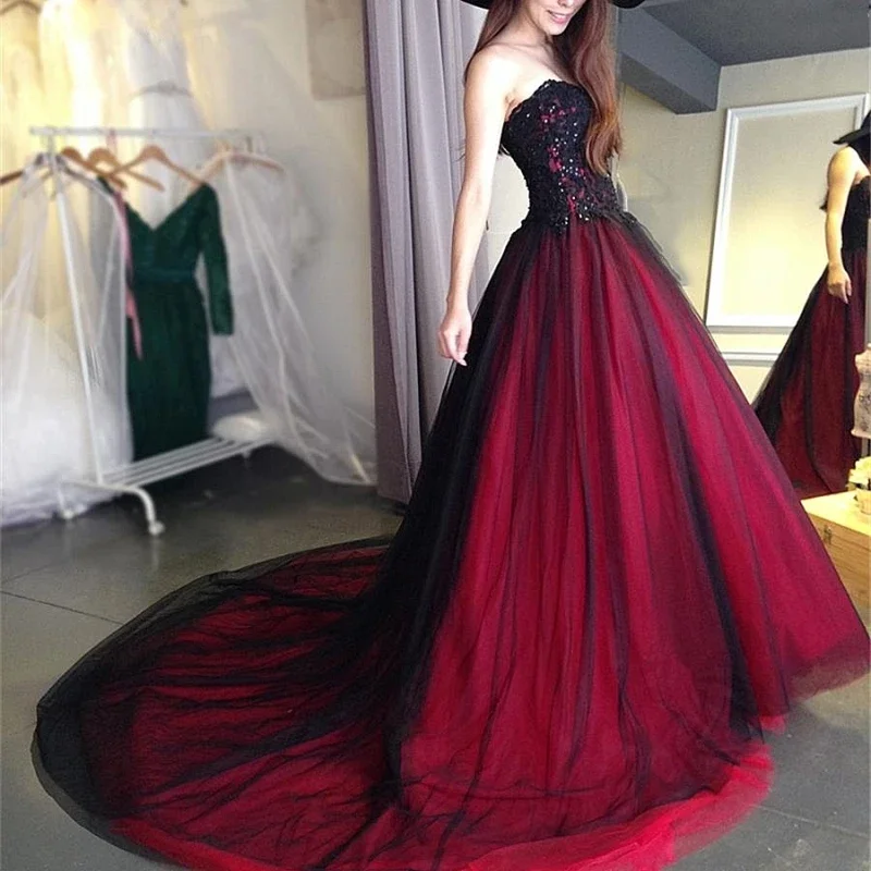 Gotické svadobné šaty čierne a červené zlatíčko Lace Up Long Black Burgundsko Svadobné šaty Victoria Svadobné šaty plus veľkosť