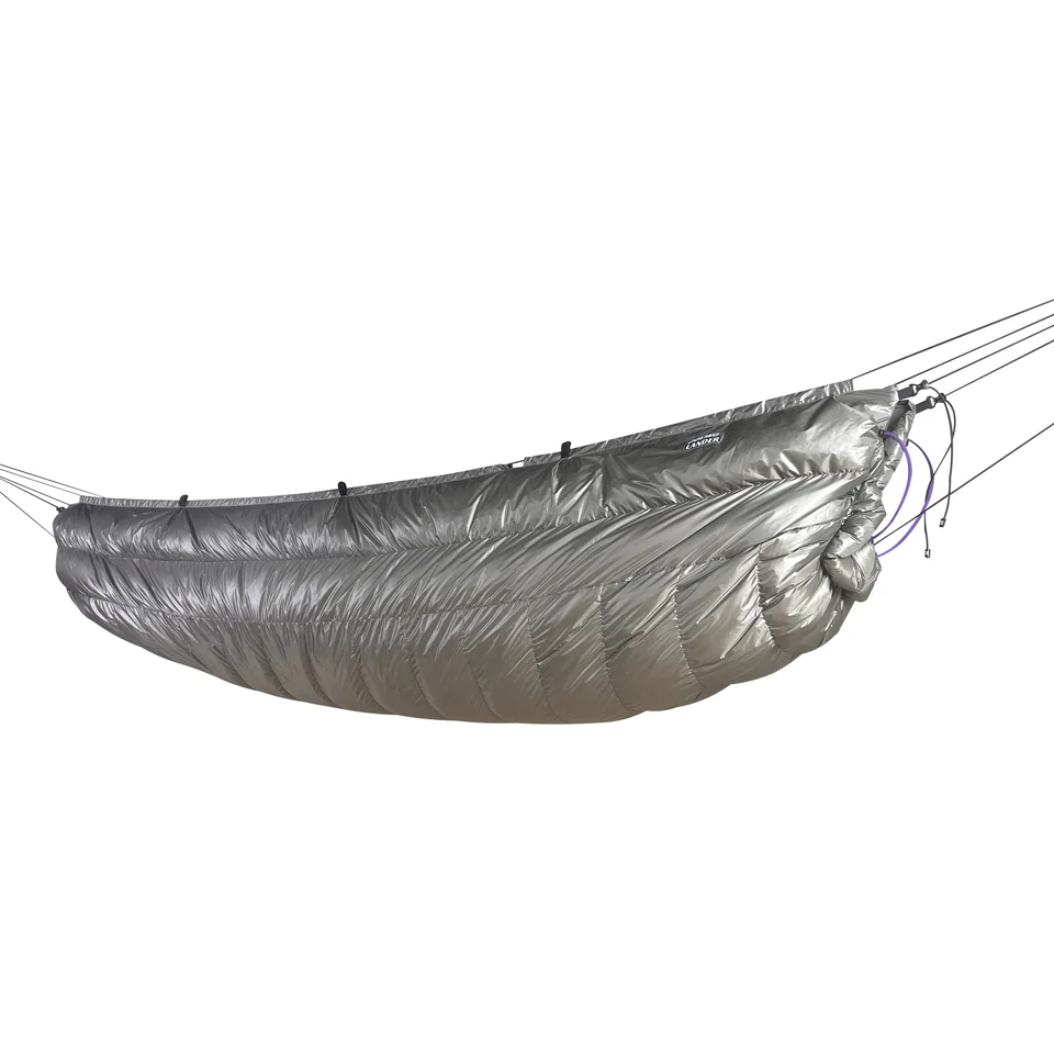 Hammock Jolmo Lander dole pod prikrývkou, ktorý kempuje prikrývky