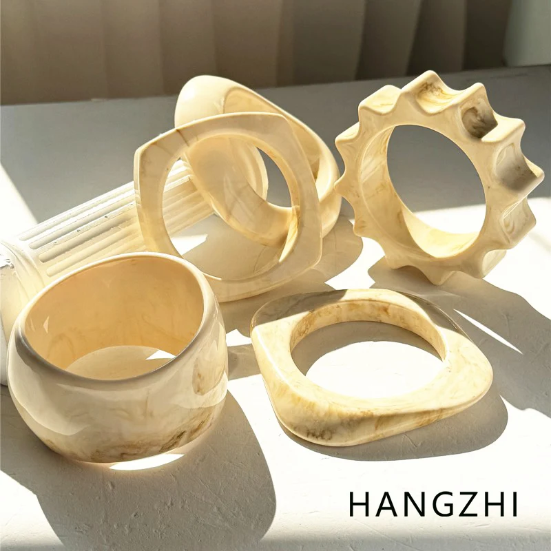 Hangzhi béžové kravaty Farbary široké asymetrické živicové náramky Geometrické módne šperky pre dámske večierky hrubé nadmerné šperky