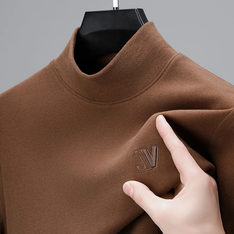 High-end Design Pánske nemecké zamatové tričko Mock krk vyšíva s dlhým rukávom Britská módna všestranná jarná jesenná pánske oblečenie