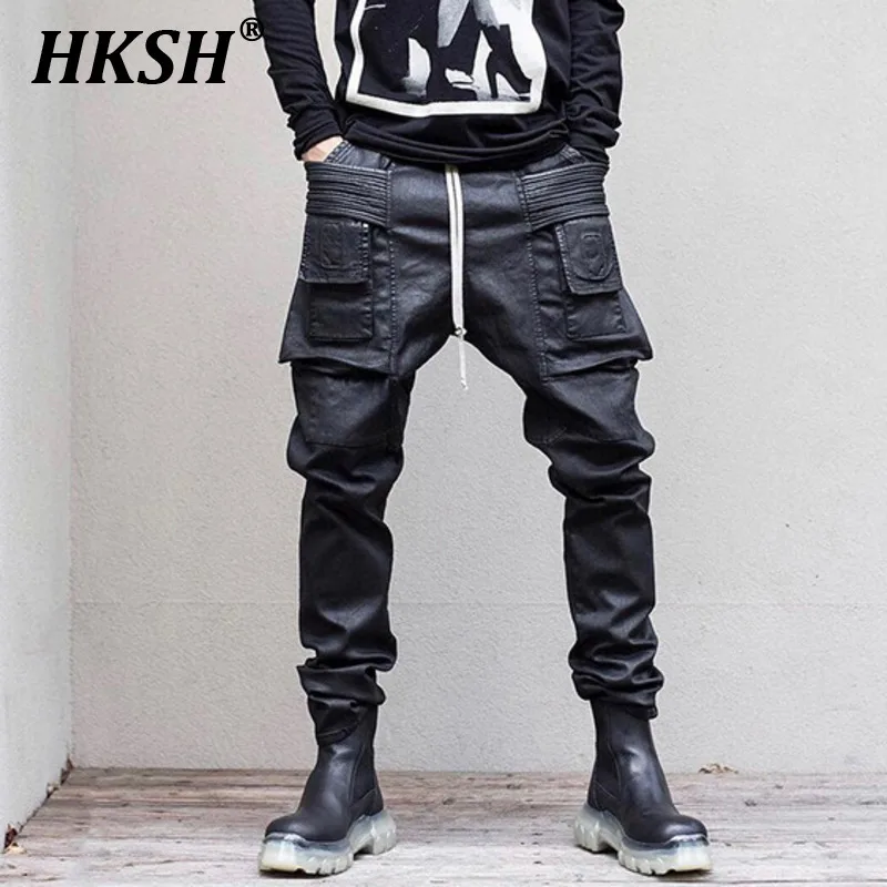 HKSH Pánsky prílivový výklenok Dizajn Dark Coating Voskovaný voľný nákladný nohavice Príležitostné elegantné punkové gotické vrecká módne kombinézy nové HK0129