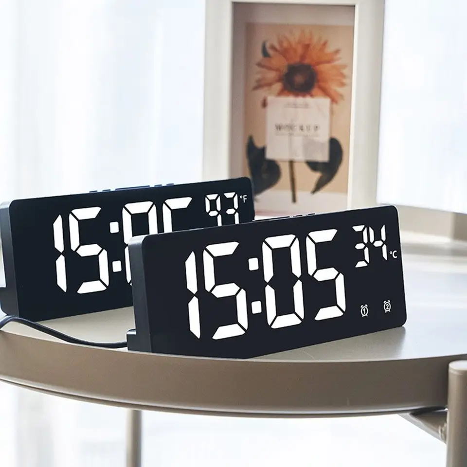 Hlasové ovládanie digitálny budík Teperature Snooze Night Mode Desktop Table Clock 12/24h anti-di-disrbdové zábavné LED hodiny hodinky
