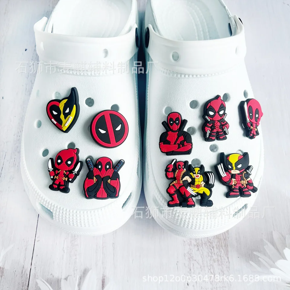 Horúce 9ks/set Deadpool Collection Collection Charms pre domácich osôb dekorácie Doplnky Doplnky Sandále zdobia detské darčeky