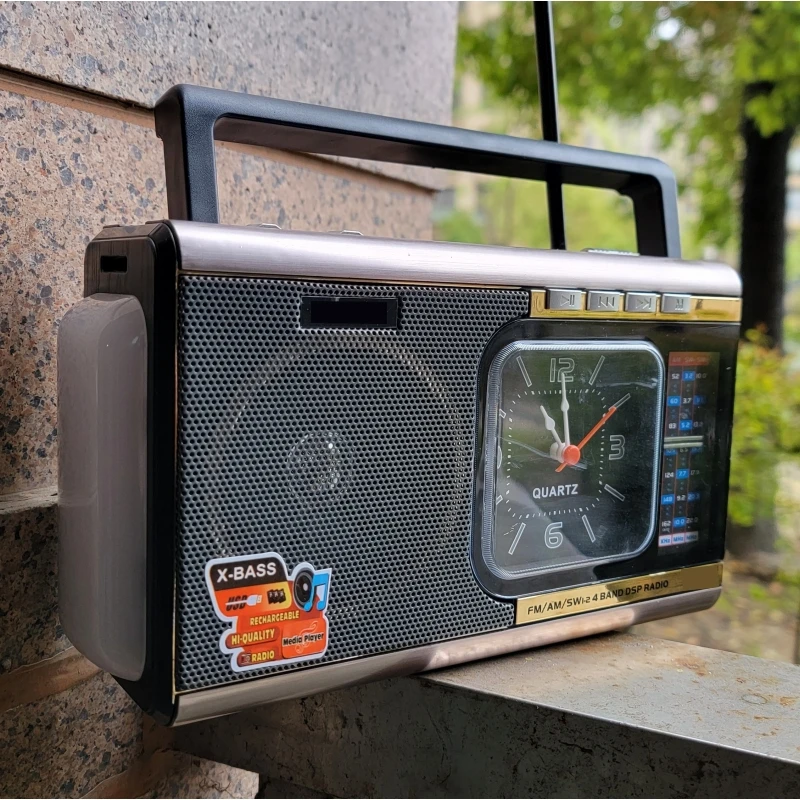 Horúce predaja staromódnych Quartz Clock FM/AM/SW 3 Band Radio Radio Radio prenosné bezdrôtové reproduktory Bluetooth s funkciou baterky