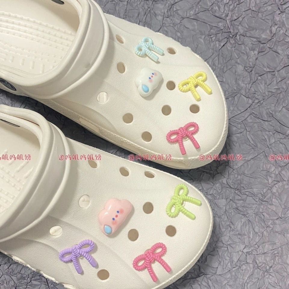 Horúci predaj farebné kúzla obuvi Bowknot pre Crocs Accessories Dekorácie vtipné topánky kúzlo Ženy Sandále pracky Kids Pins Men