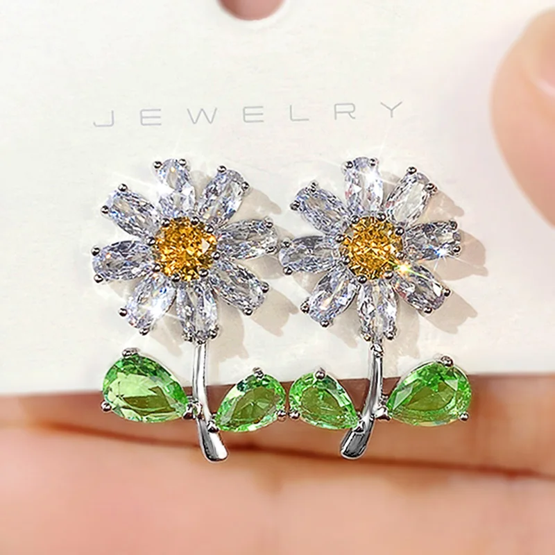 Huitan Women Daisy Stud náušnice so zeleným listom žltý kvet luxusný ušný doplnok pre večierok luxusné náušnice trendy šperky
