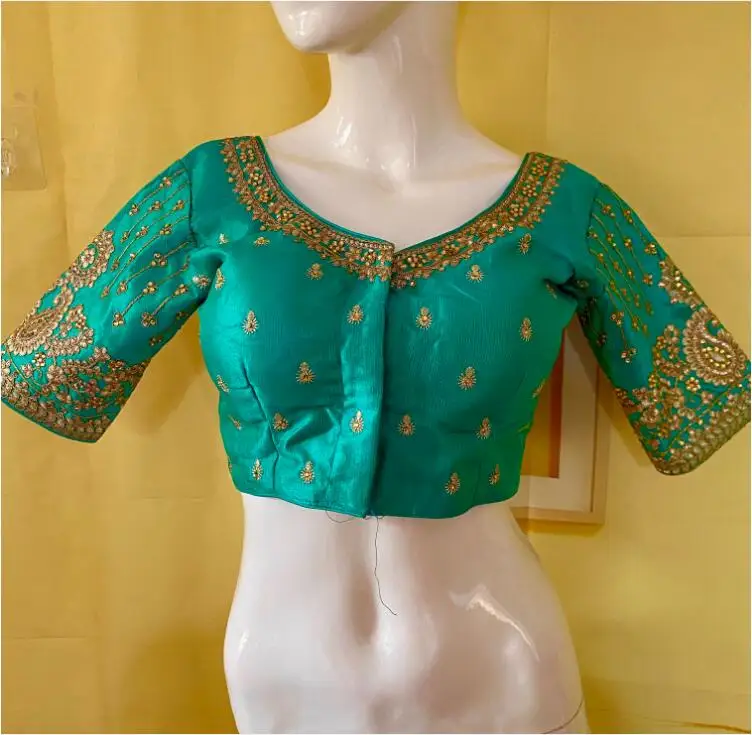 Indian Dance Studio účinkuje Dunhuang Dance Golden Belly Dance Top