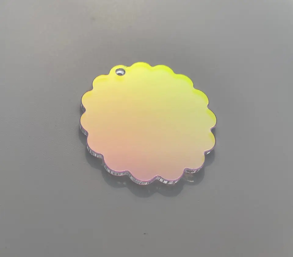 Iridescent farebný tvar acylického kvetu plexiskla s otvorom na dekoráciu, DIY Keychainpendant, Darčeková skrinka, domáca dekorácia