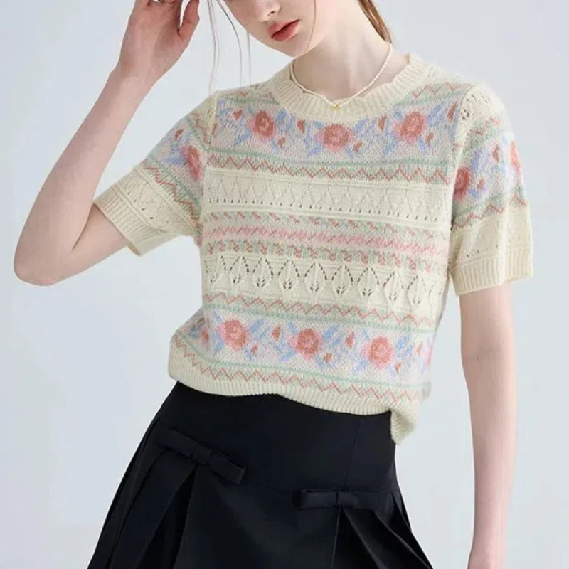 Japonská lolita leto 2024 Dámsky pullover O-krk zostrihaný Jacquard Dollow Out Slim Minimalistickej príležitostnej pletenej pletenej horky s krátkym rukávom
