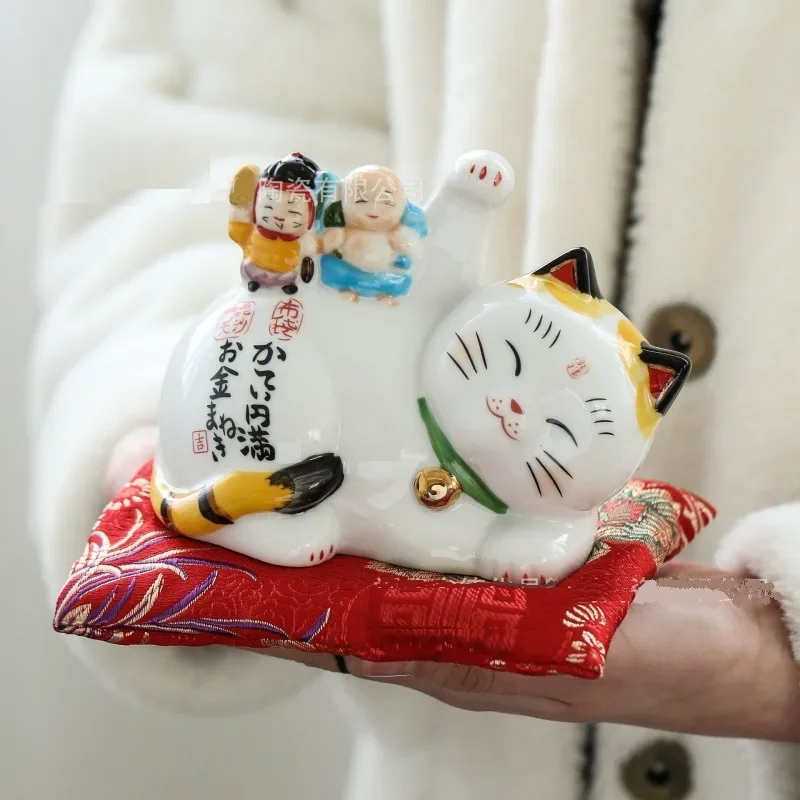 Japonská šťastná mačka keramika Maneki neko ornament Fortune Cat Money Box Domov Dekorácie roztomilé mačiatko figúrka minca 10,5 cm vysoký