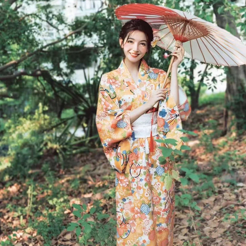 Japonský kimono pre ženy oranžové kvetinové tlačové kúpele horúca jar Kawaii Girls Portrét Showcase Photoshooting geisha cosplay