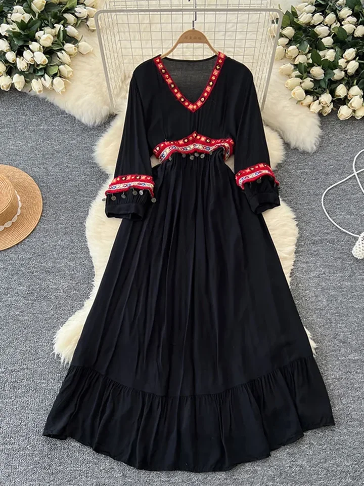 Jarné leto Nový retro etnický štýl šaty Dámske vyšívané V-krk Cinched pás A-line Freing Fringe Beach dlhé šaty A151