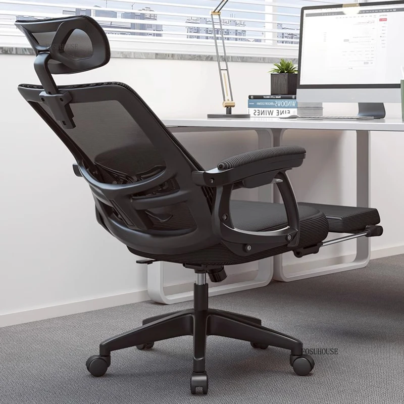Jednoduché kancelárske stoličky s ôsmom, ktoré ležajú ergonomický pások