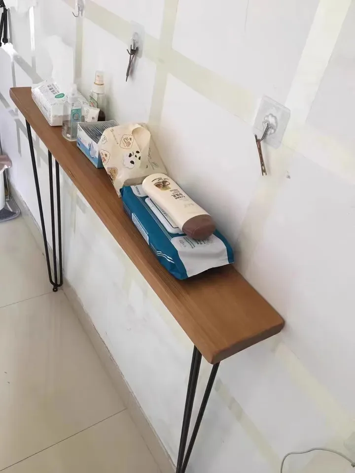 Jednoduchý úzky dlhý stôl, stolík na konzoly, nábytok z obývacej izby pre teplý vzduchový list, malý pásik, stena na tab