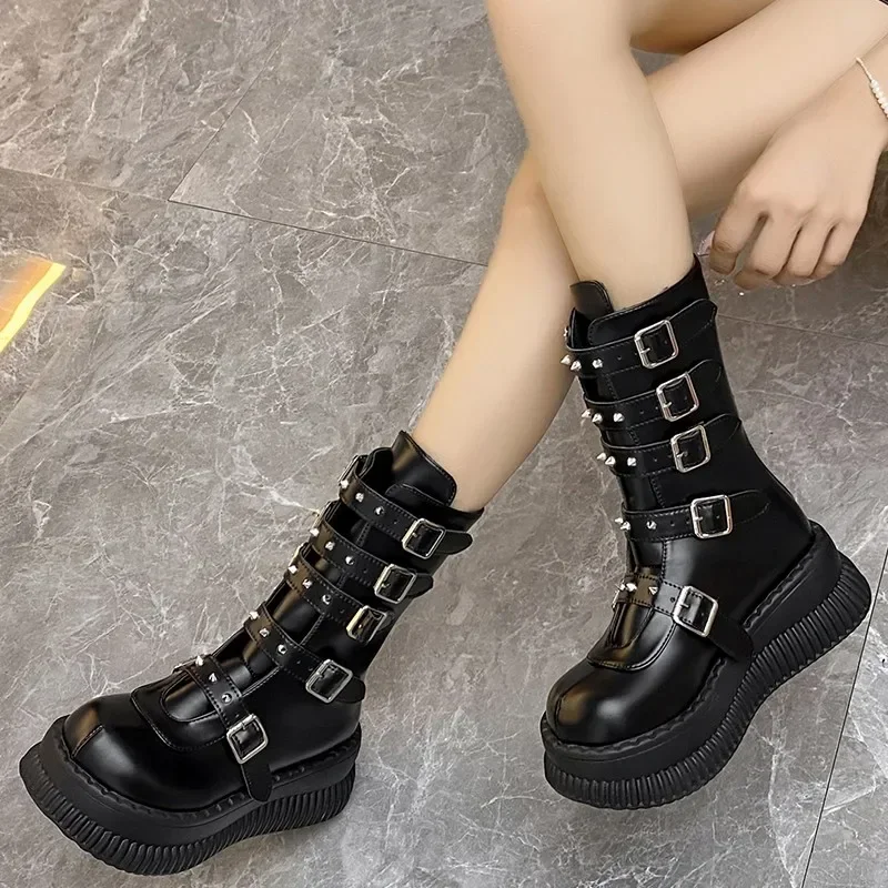 Jeseň Nové dámske démonové opasky Buckle Platform Shoes Punk Black Chunky päty stredné topánky pre ženy pre ženy vonkajšie zipsové gotické topánky