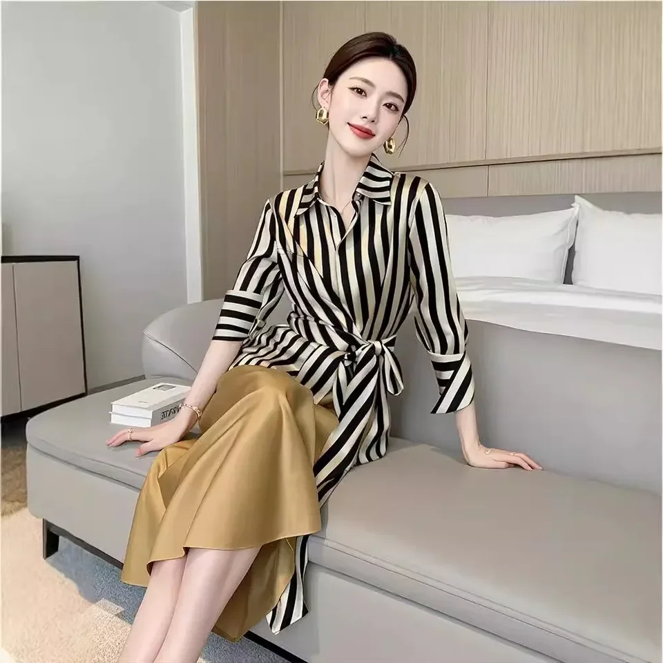 Jeseň Wear Kompletná sada špičkových temperamentných múze fanúšikovia High-End Xiaoxiang Commuter Striped Tirt sukňu Ženy