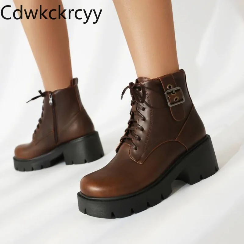 Jeseň zima New Style Fashion Dámske topánky Vysoko podpätky Dámske topánky Vodotesné krížové remienky kovové dekorácie Námestie päty dámske topánky