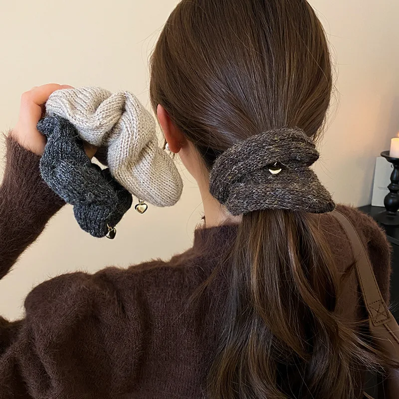 Jeseň/zima Teplá pevná farba pletená vlnená priadza Srdc Pendant Pleat Scrunchies for Women Fashion vlasové kravaty Vysoké príslušenstvo